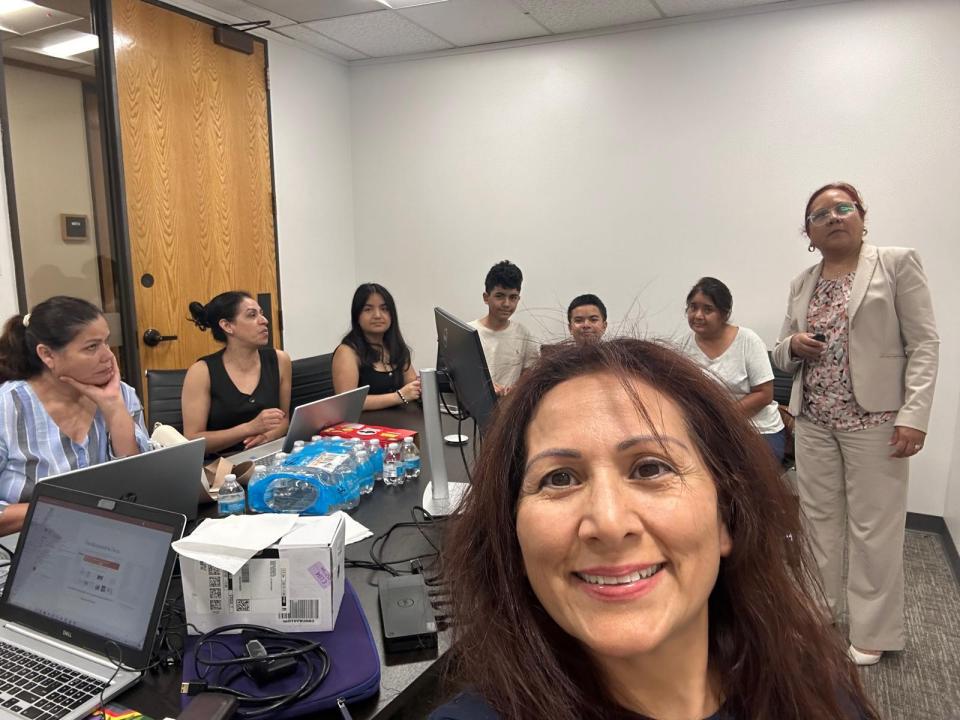 Adultos aprendiendo computación desde cero en Dallas con ALERCA Training Center